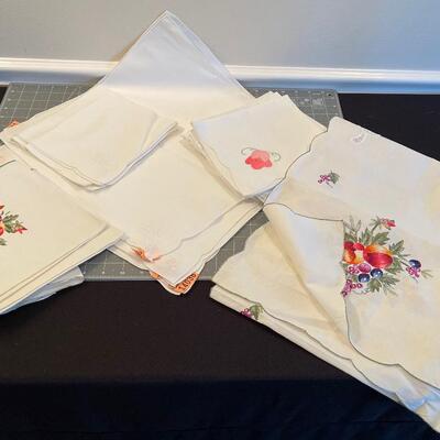 #520 Colored Embroider Table Cloth & Napkins