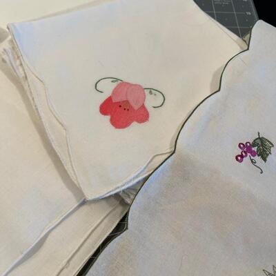 #520 Colored Embroider Table Cloth & Napkins