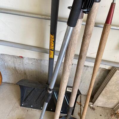 #538 Yard Tools: Snow Shovel, Shovel, Dandy Lion picker (5 items) 