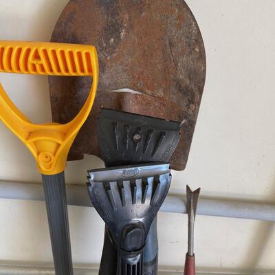 #538 Yard Tools: Snow Shovel, Shovel, Dandy Lion picker (5 items) 