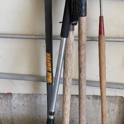 #538 Yard Tools: Snow Shovel, Shovel, Dandy Lion picker (5 items) 