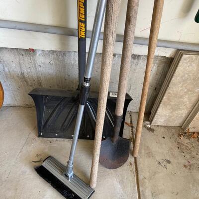 #538 Yard Tools: Snow Shovel, Shovel, Dandy Lion picker (5 items) 