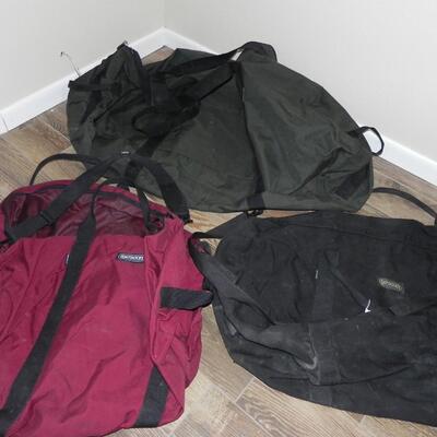 LOT 25 DUFFLE BAGS