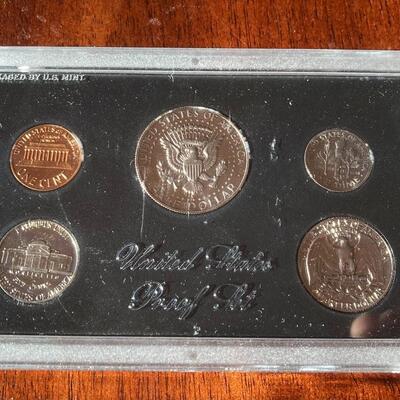 US Proof and mint sets collection with 1972 proof, 1972 mint and 1962 men sets. Lot A24