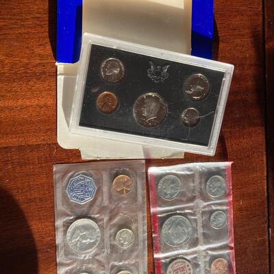 US Proof and mint sets collection with 1972 proof, 1972 mint and 1962 men sets. Lot A24