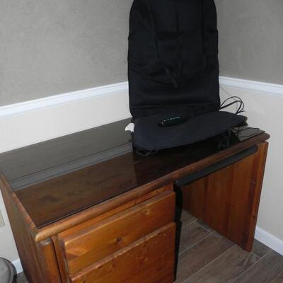 LOT 31 DESK & POWERED SEAT CUSHION