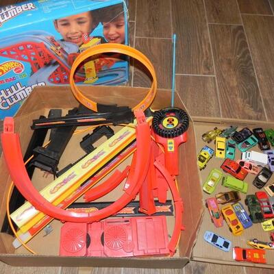 LOT 19 HOTWHEELS HILL CLIMBER AND CARS