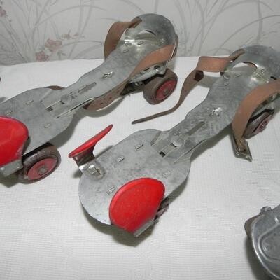 LOT 22 VINTAGE ROLLER SKATES 