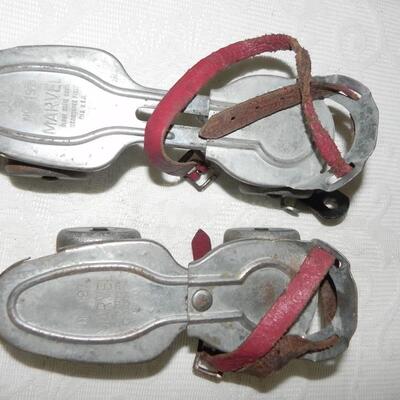 LOT 22 VINTAGE ROLLER SKATES 