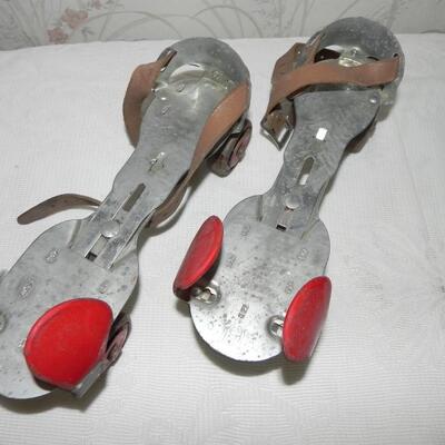 LOT 22 VINTAGE ROLLER SKATES 