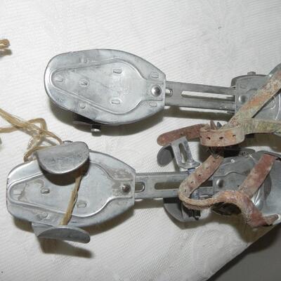 LOT 22 VINTAGE ROLLER SKATES 