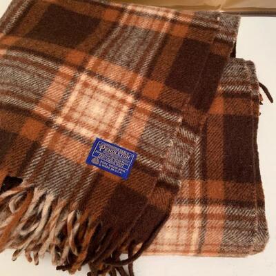 Lot 226 Vintage Pendleton Robe / Stadium Blanket In Bag Mini Vinyl Pillow