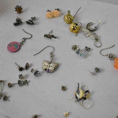 Lot of Costume Jewelry: Earrings, Necklace, Ring, Flower Pin