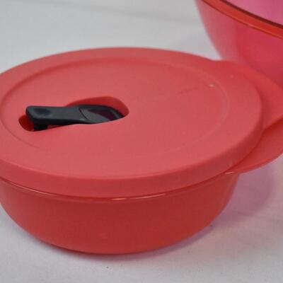 5pc Plasticware: Decorative dish, Tupperware, Rubbermaid, Pitcher/Measuring Cup