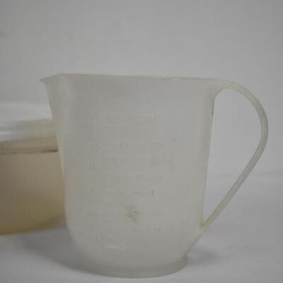 5pc Plasticware: Decorative dish, Tupperware, Rubbermaid, Pitcher/Measuring Cup