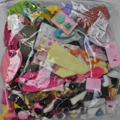 17 Barbies & Bag of Clothing/Accessories