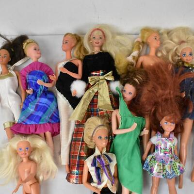 17 Barbies & Bag of Clothing/Accessories