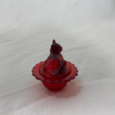 [122] VINTAGE | Covered Cat on Basket | Ruby Glass | Salt Dip | Cellar