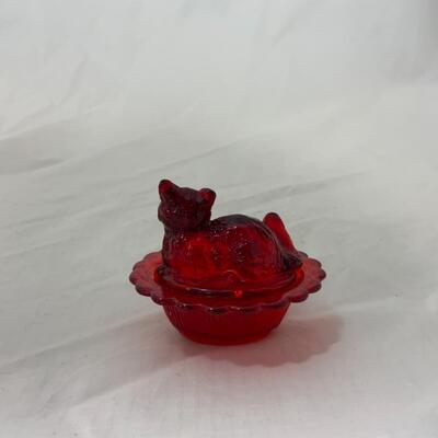 [122] VINTAGE | Covered Cat on Basket | Ruby Glass | Salt Dip | Cellar