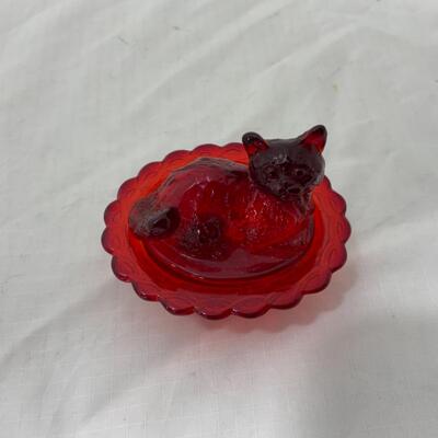 [122] VINTAGE | Covered Cat on Basket | Ruby Glass | Salt Dip | Cellar