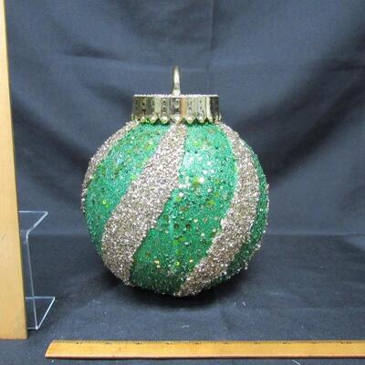 Extra large ornament table decoration, green & gold
