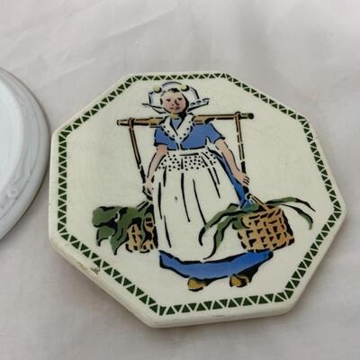 [144] VINTAGE | Two Dutch-Inspired Tea Trivets