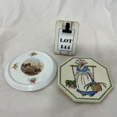 [144] VINTAGE | Two Dutch-Inspired Tea Trivets