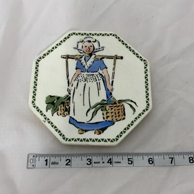 [144] VINTAGE | Two Dutch-Inspired Tea Trivets