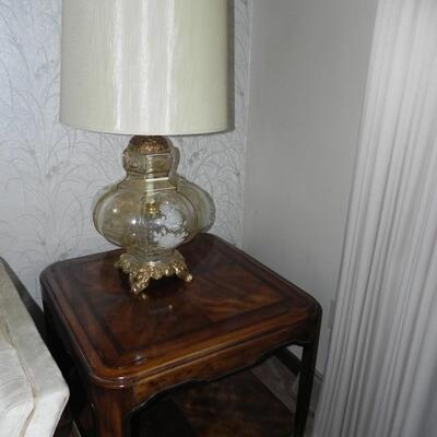 LOT 64 END TABLE & VINTAGE LAMP