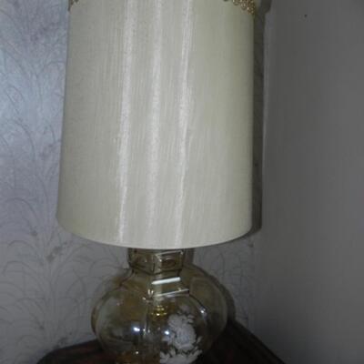 LOT 64 END TABLE & VINTAGE LAMP