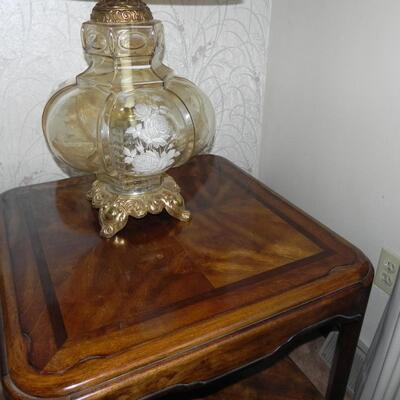 LOT 64 END TABLE & VINTAGE LAMP