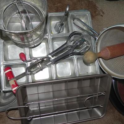 LOT 69 VINTAGE/RETRO KITCHEN GADGETS