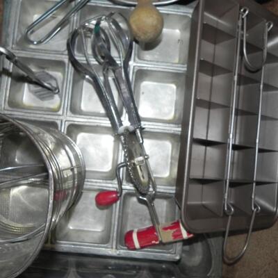 LOT 69 VINTAGE/RETRO KITCHEN GADGETS