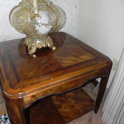 LOT 86 VINTAGE LAMP & END TABLE #2