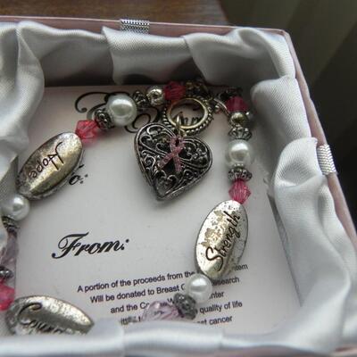 LOT 92 AVON BROCH & BRACELET