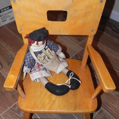 LOT 93 CHILDRENS BOOKS & KIDS WOOD CHAIR