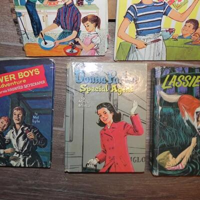 LOT 93 CHILDRENS BOOKS & KIDS WOOD CHAIR