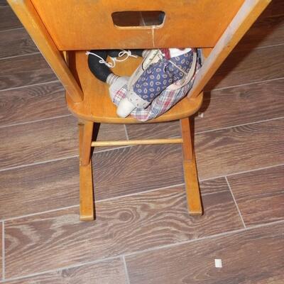 LOT 93 CHILDRENS BOOKS & KIDS WOOD CHAIR