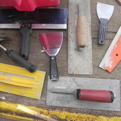LOT 94 LARGE LOT OF PAINT & CEMENT TOOLS
