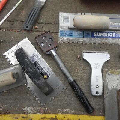 LOT 94 LARGE LOT OF PAINT & CEMENT TOOLS