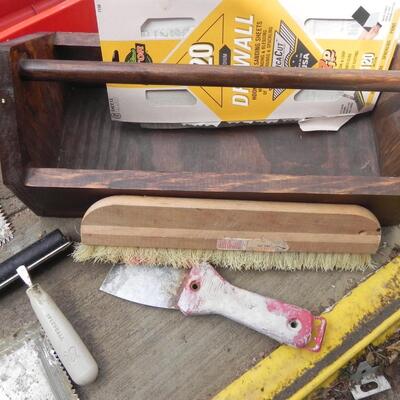 LOT 94 LARGE LOT OF PAINT & CEMENT TOOLS