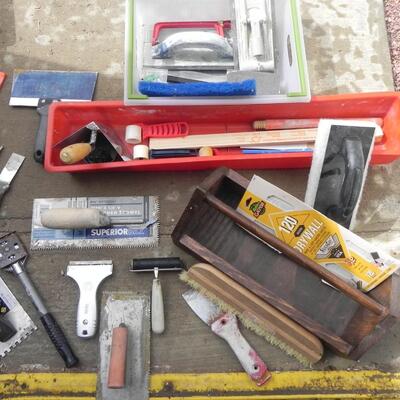 LOT 94 LARGE LOT OF PAINT & CEMENT TOOLS