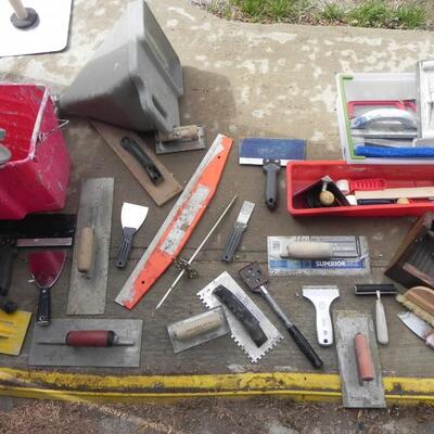 LOT 94 LARGE LOT OF PAINT & CEMENT TOOLS