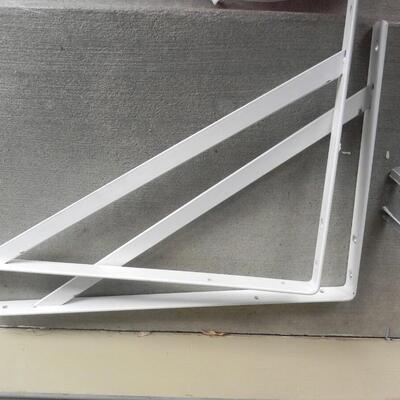 LOT 95 VARIETY OF SHELVING AND BRACKET'S 