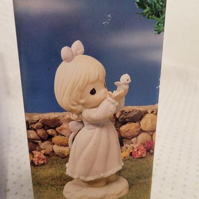 Lot 212: New PRECIOUS MOMENTS Collectibles + Disney Magnets 