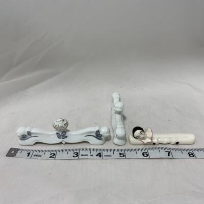 [181] VINTAGE | Three Ceramic Knife Rests | Roses | Clown