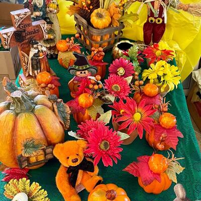 Thanksgiving party Decour lot: figurines, pumpkins, flowers, scarecrow