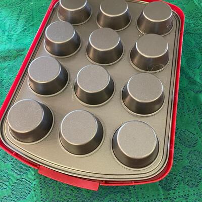 Brand new muffin cupcake pan with lid and carrying handle