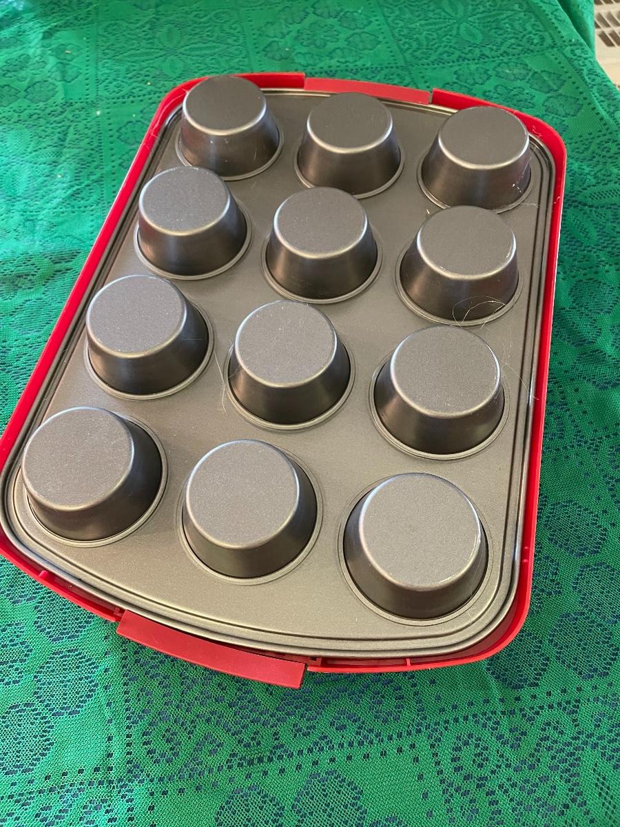 Brand new muffin cupcake pan with lid and carrying handle