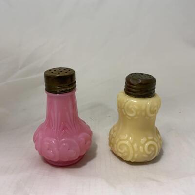 [193] ANTIQUE | 1890s | Clover Leaf Pink Shaker | Swirl Yellow Shaker | Cased Glass